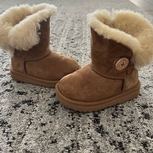 *SOLD* UGG BOOTS TODDLER SIZE 7